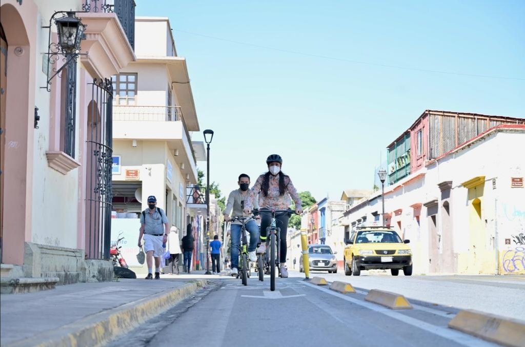 LOPEZSORROZA's tweet photo. Acompañado del equipo de #Semovi, realicé un recorrido por las calles de la ciudad de #Oaxaca, que ya cuentan con infraestructura ciclista. La ciclovía ofrece mayor seguridad a las personas que utilizan la bicicleta. ¡Por una #MovilidadSegura para todas y todos! https://t.co/VM8QJJjc09