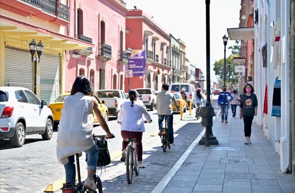 LOPEZSORROZA's tweet photo. Acompañado del equipo de #Semovi, realicé un recorrido por las calles de la ciudad de #Oaxaca, que ya cuentan con infraestructura ciclista. La ciclovía ofrece mayor seguridad a las personas que utilizan la bicicleta. ¡Por una #MovilidadSegura para todas y todos! https://t.co/VM8QJJjc09