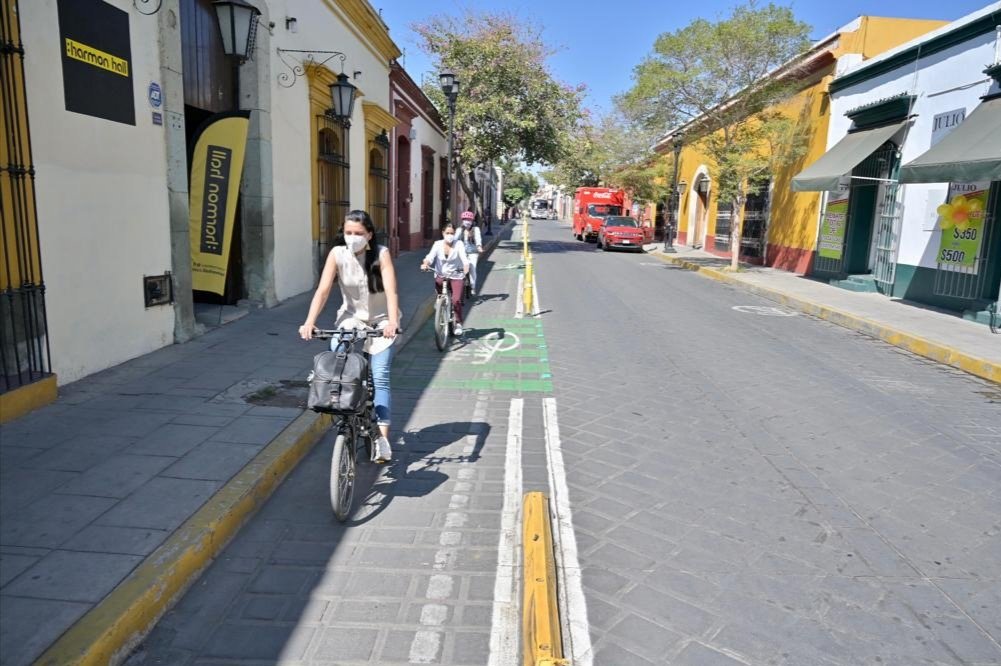 LOPEZSORROZA's tweet photo. Acompañado del equipo de #Semovi, realicé un recorrido por las calles de la ciudad de #Oaxaca, que ya cuentan con infraestructura ciclista. La ciclovía ofrece mayor seguridad a las personas que utilizan la bicicleta. ¡Por una #MovilidadSegura para todas y todos! https://t.co/VM8QJJjc09