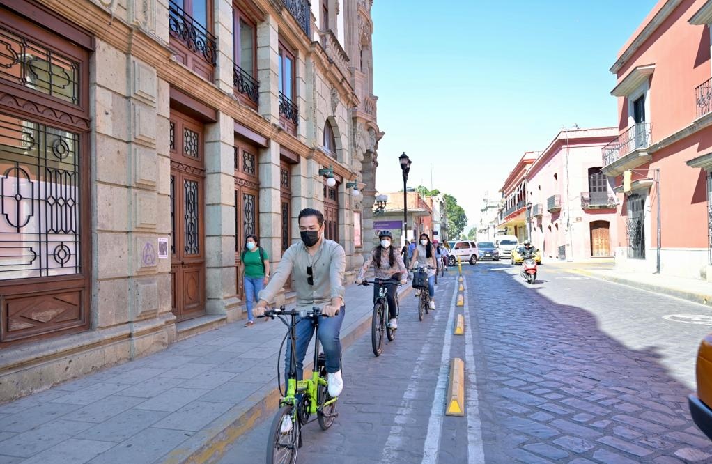 LOPEZSORROZA's tweet photo. Acompañado del equipo de #Semovi, realicé un recorrido por las calles de la ciudad de #Oaxaca, que ya cuentan con infraestructura ciclista. La ciclovía ofrece mayor seguridad a las personas que utilizan la bicicleta. ¡Por una #MovilidadSegura para todas y todos! https://t.co/VM8QJJjc09