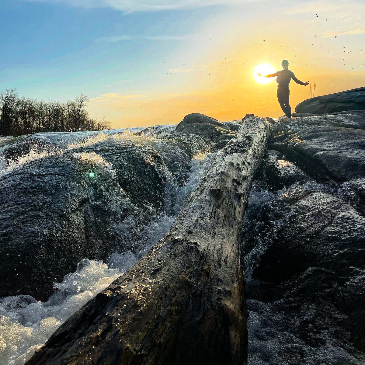 AdventureMikeS's tweet photo. #RVA #legend @JRWoodward pushes the possibilities of what a paddle board can do https://t.co/M1Bqcto0wq