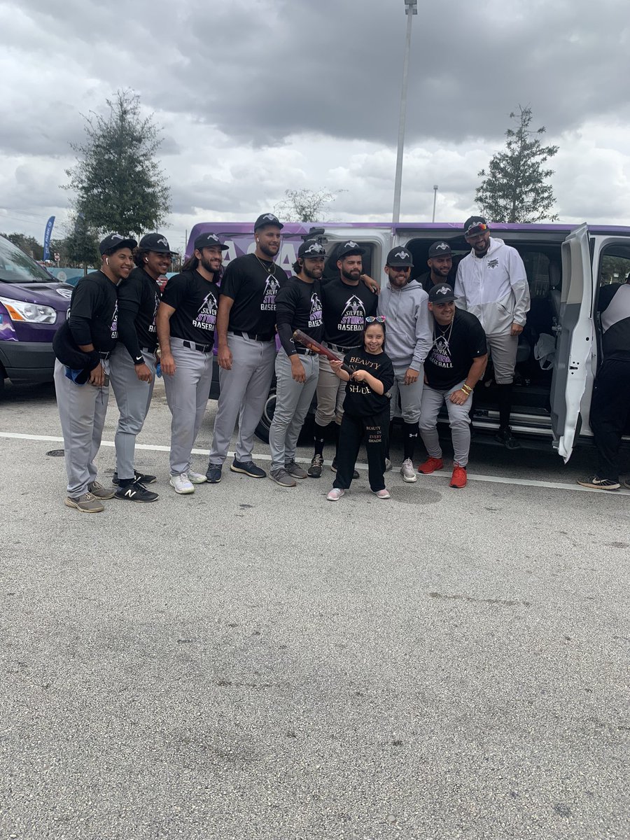 Our <a href="/ASAmiamiBsbl/">ASA Miami</a> team decided to take a picture with a fan 😎!!! She was so happy!!! Glad to help people smile 😊