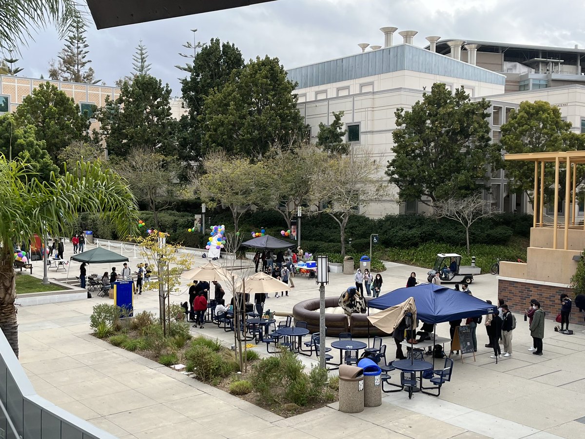 E-week Kickoff Fair. It’s cold outside but the student energy is 🔥🔥. (yes, there’s a mechanical bull in this pic) 

#EWeek #Eweek2022 #engineering #ics #ESC #campuslife #STEM

<a href="/UCIEngineering/">UCI Engineering</a> @UCIEngineerDean <a href="/UCIrvine/">UC Irvine</a> @engroffice