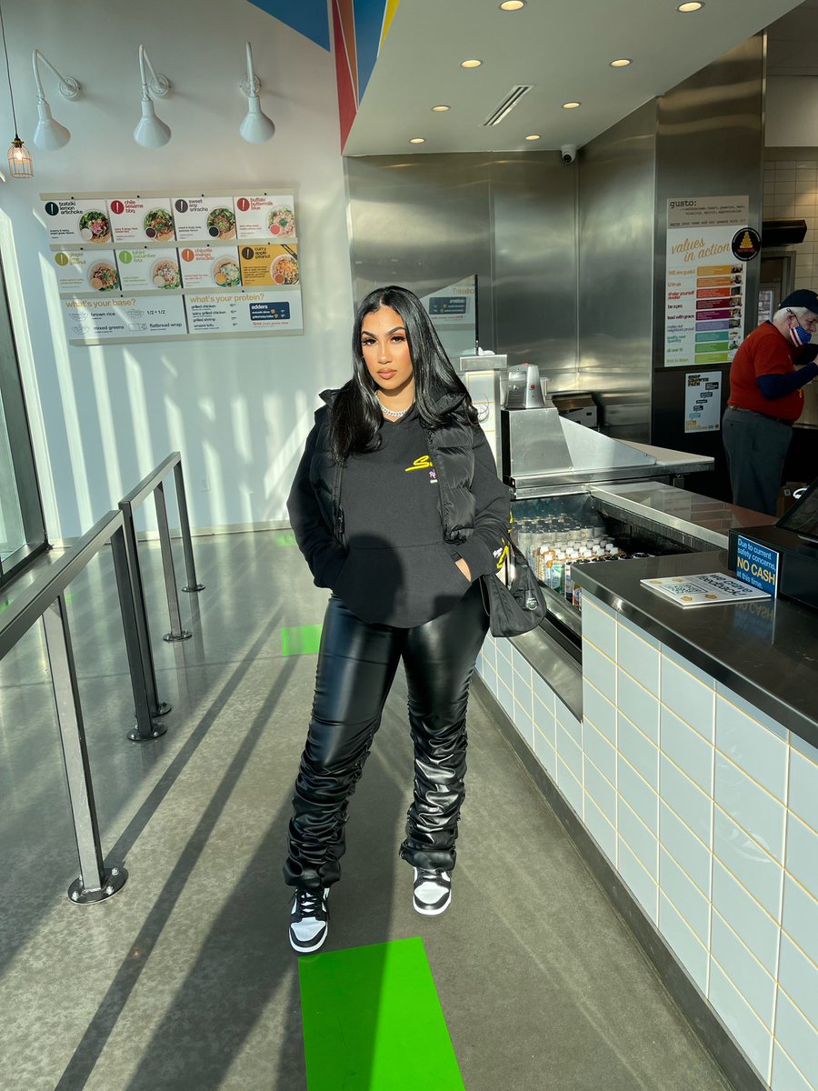 queennaija's tweet photo. just getting food after an interview 🖤 https://t.co/daNmI9FB4o