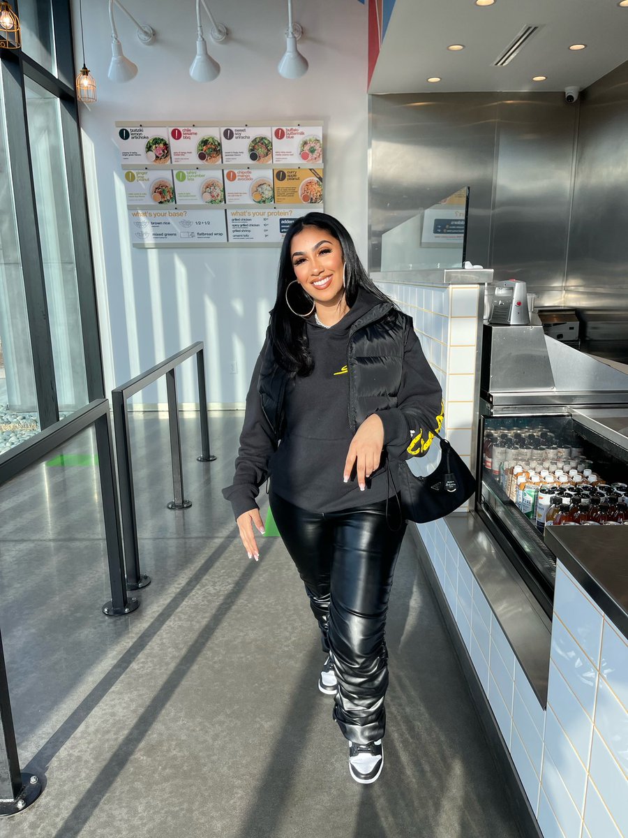 queennaija's tweet photo. just getting food after an interview 🖤 https://t.co/daNmI9FB4o