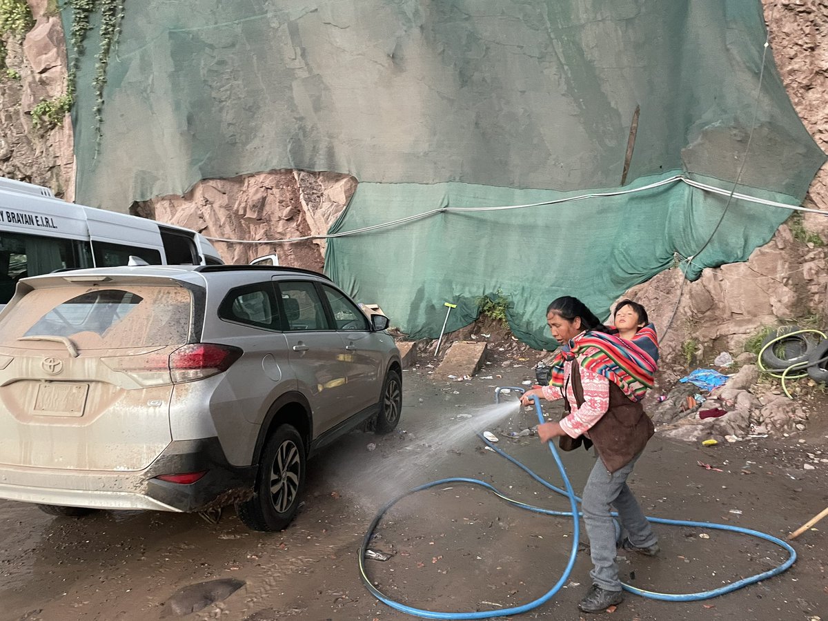 ocosava's tweet photo. Mujer chamba. 6:30 pm, Cusco. Representa a millones iguales que en Perú aún no tienen la protección social que se merecen. https://t.co/qoGfWpxzyF