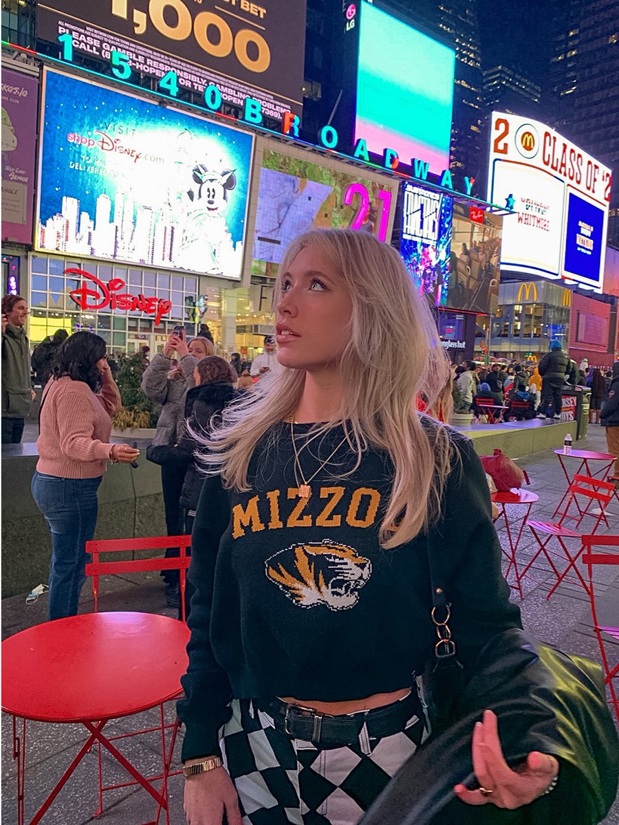 Mizzou's tweet photo. #Mizzou x #NYFW
@MizzouAandS student Lexie Schrock represented MU at this year's New York Fashion Week. Read about her experience: https://t.co/VzniEq2dwk https://t.co/tjlK1OUmp0