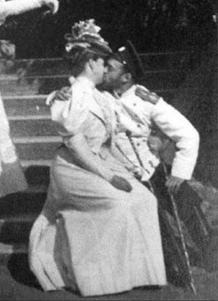 hersaattarih's tweet photo. Çar Nicholas II karısı Alexandra Feodorovna'yı öpüyor, 1890'lar [750x1036] - #1890lar #750x1036 #Alexandra #Çar #Feodorovnayı #karısı #Nicholas #öpüyor https://t.co/PBLJrSHOBS