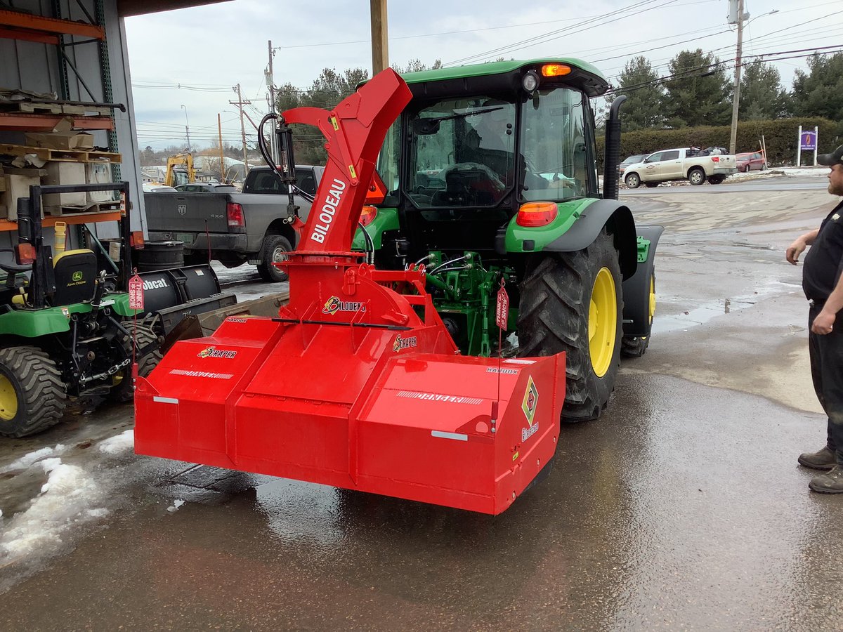 SnowblowVermont's tweet image. Getting ready for Friday with this new whip.  @rundarkmark rolling in style in @essexjunction
