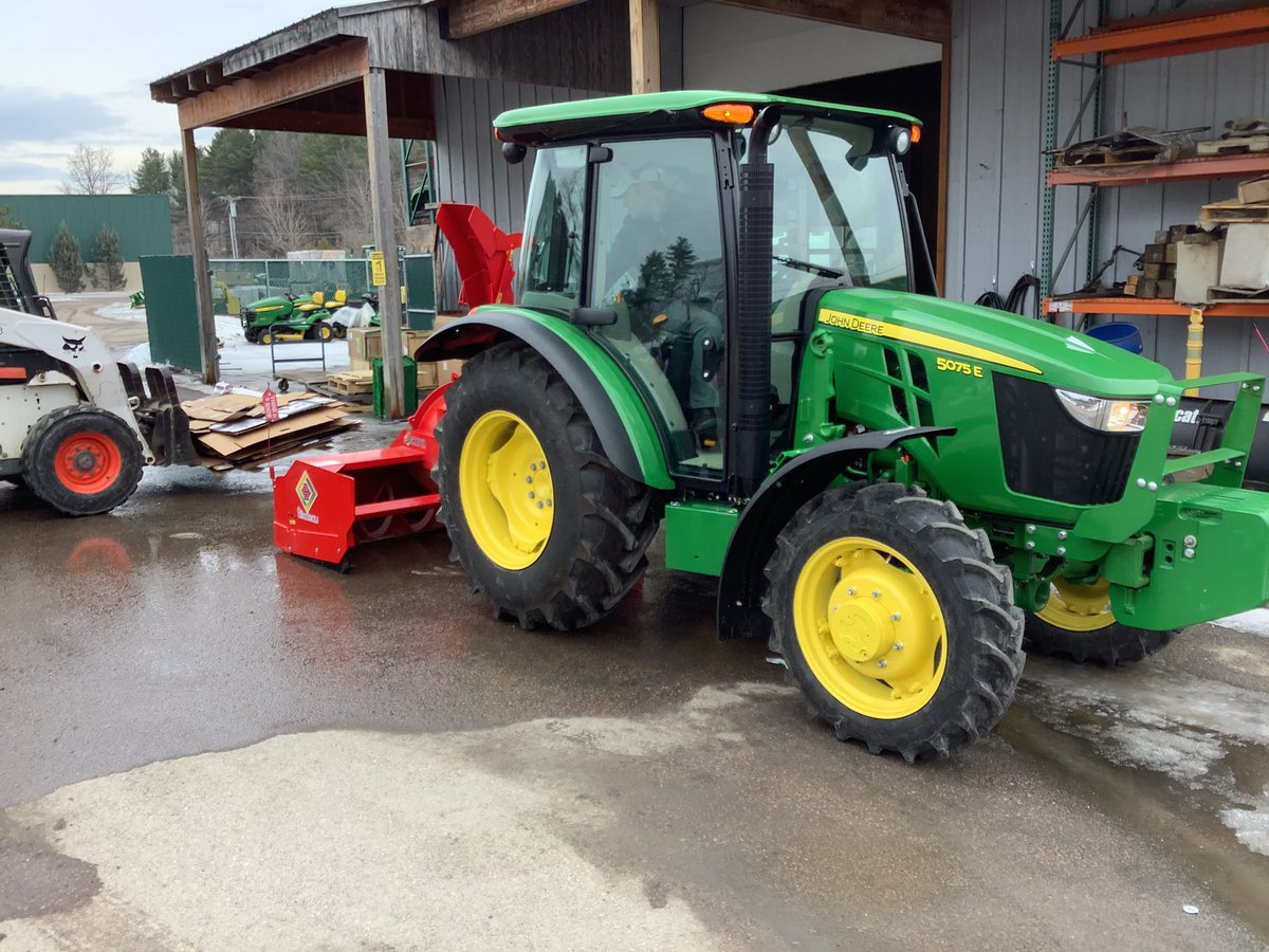 SnowblowVermont's tweet image. Getting ready for Friday with this new whip.  @rundarkmark rolling in style in @essexjunction