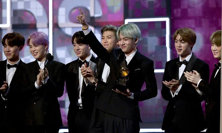 BTS_MTY's tweet photo. [INFO] 📰

BigHit Music anunció a través de Weverse 4 fechas de #PTD_ON_STAGE en Las Vegas. Además de esto, confirman la participación de BTS en la próxima entrega de los Grammy que se llevará acabo el 3 de abril en dicha cuidad. 🇺🇸 

#BTS #방탄소년단 @BTS_twt | #☆. https://t.co/Kl2VR8uben