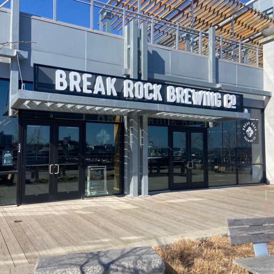 DiscoverQuincy's tweet image. Any day is a good day to visit Marina Bay! 😊 #quincyma #marinabay 
Shop, 🛍Dine 🍽 &amp;amp; Brew 🍺
New brewery opening March 3rd
@breakrockbrewing @reelhousemarinabay @port305_marinabay @victorypointmb @siros_marinabay @boardwalkpizzamb @marina_bay_living 
@visitboston @visitma