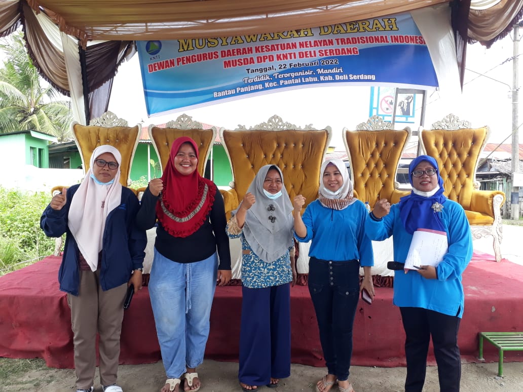 DPPKNTI's tweet photo. Kabid. Penguatan Perempuan Nelayan DPP KNTI Rosienah. Ch memberikan arahan kepada Kesatuan Perempuan Pesisir Indonesia (KPPI) Deli Serdang --
#KNTI #KPPI #INDONESIA https://t.co/LQktQ9NnvP