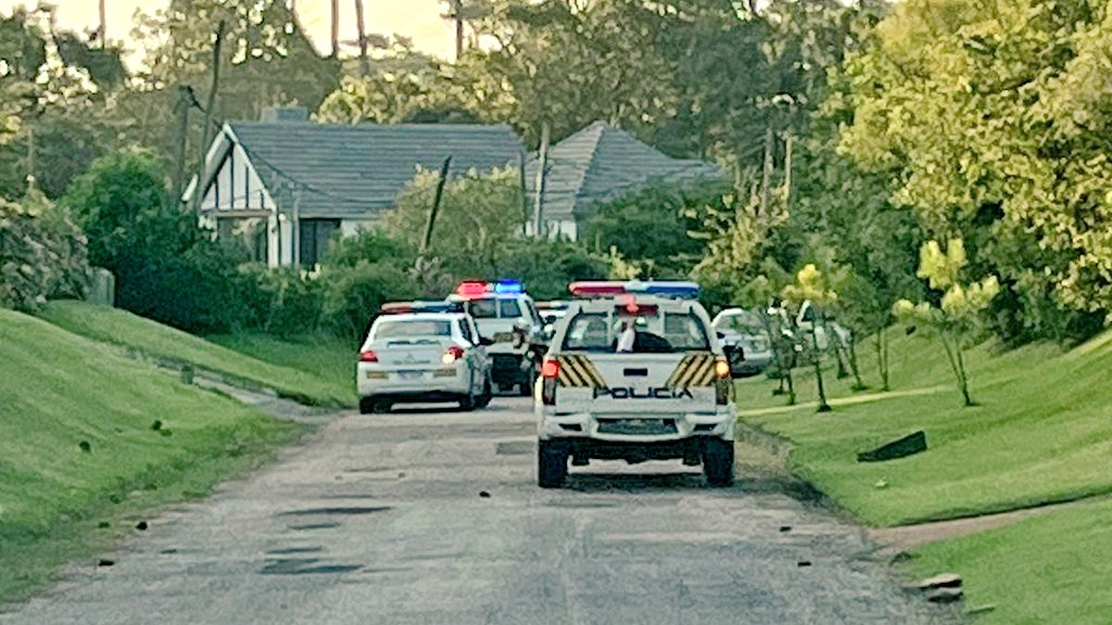 emekavoces's tweet photo. 🚨🚔 #PuntaDelEste Un importante operativo de División de Detectives de parada 24, detuvieron a tres delincuentes de Montevideo que venían robando en complejos turísticos y zonas residenciales de la costa. Circulaban en una camioneta robada. Ayer también se recuperó otro vehículo https://t.co/b4pEJHUoBd