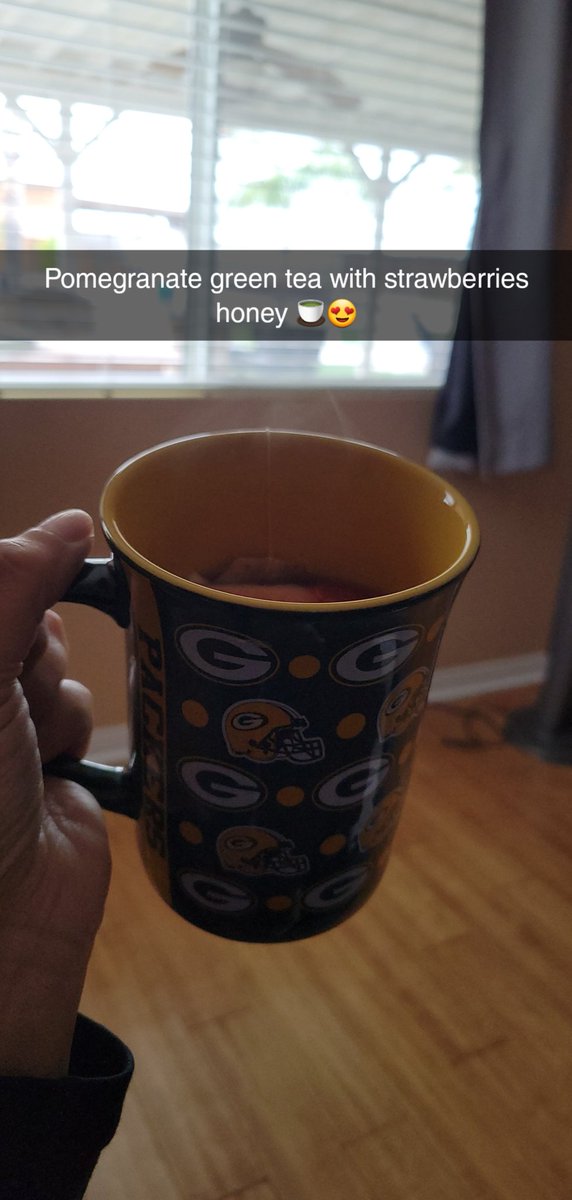 PackersEla's tweet photo. Cold, rainy day, my comfy blanket and a cup of hot tea 🍵💚💛 #ElaTime #Relaxing #GoPackGo https://t.co/rTjZ3wkpOZ
