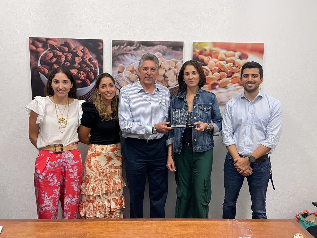 linasinisterra's tweet photo. Felicitaciones a #DelAlba por sus 25 años. Una empresa vallecaucana con vocación exportadora que contribuye al desarrollo social del país y de la región. Su éxito es resultado del crecimiento de más de 250 colaboradores, familias y comunidad.
#25AñosDelAlba https://t.co/giYVcs5UNJ