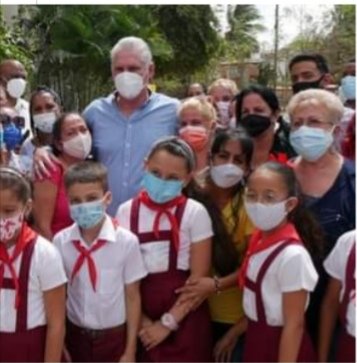 AnibalC93108355's tweet photo. No recuerdo haber visto un presidente de esas superpotencias que nos critican entre sus niños en la calle, aquí todos somos el pueblo y no tememos a nada #IzquierdaUnida #CubaVive https://t.co/Lmzhu25HeH