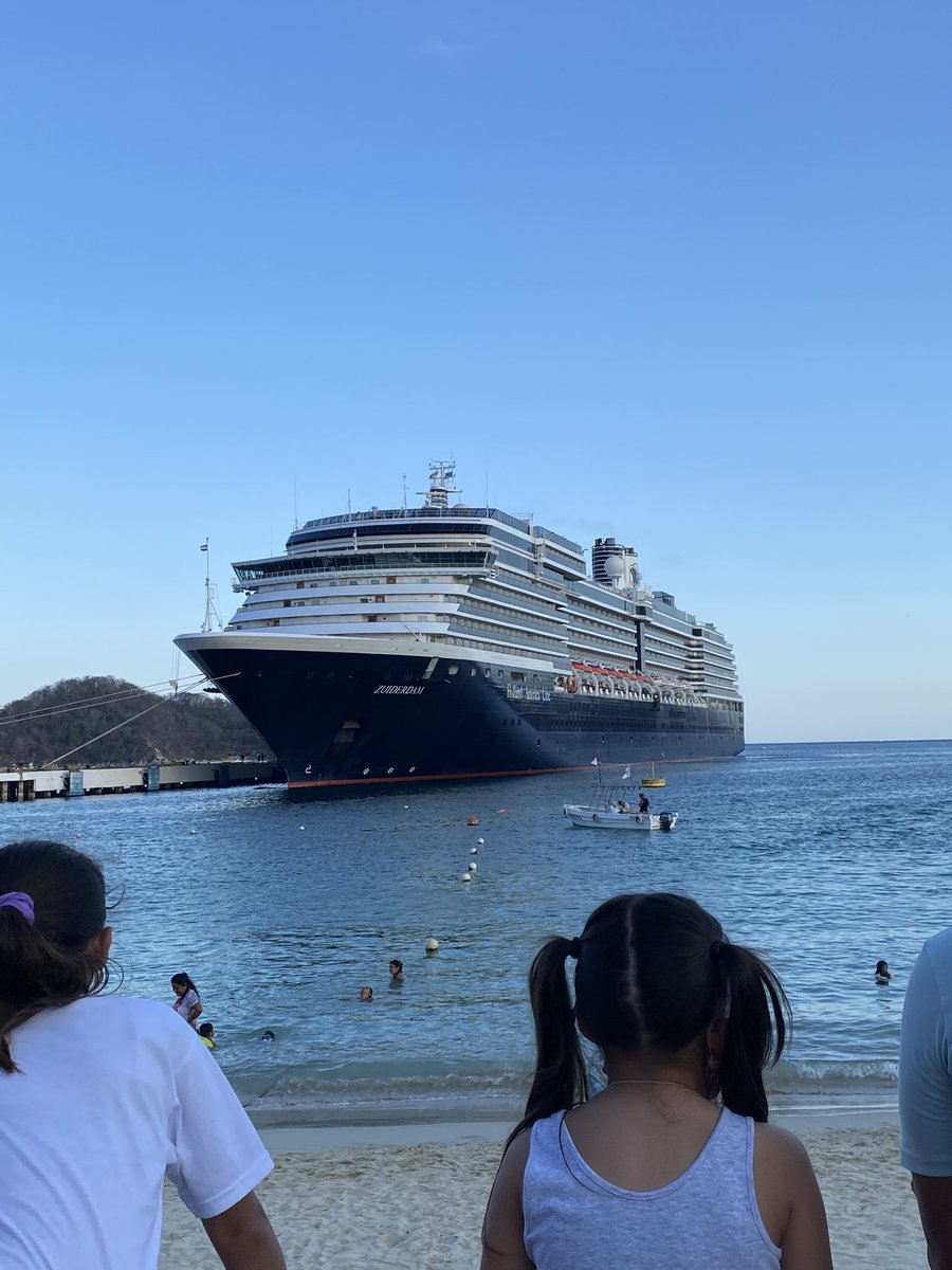 castillohux's tweet photo. Con esta postal cerramos este día en Huatulco. Tuvimos la visita del crucero Zuiderdam #Huatulco #Oaxaca #Mexico #hotelcastillohuatulco #paraiso https://t.co/rHC4lqn5rC