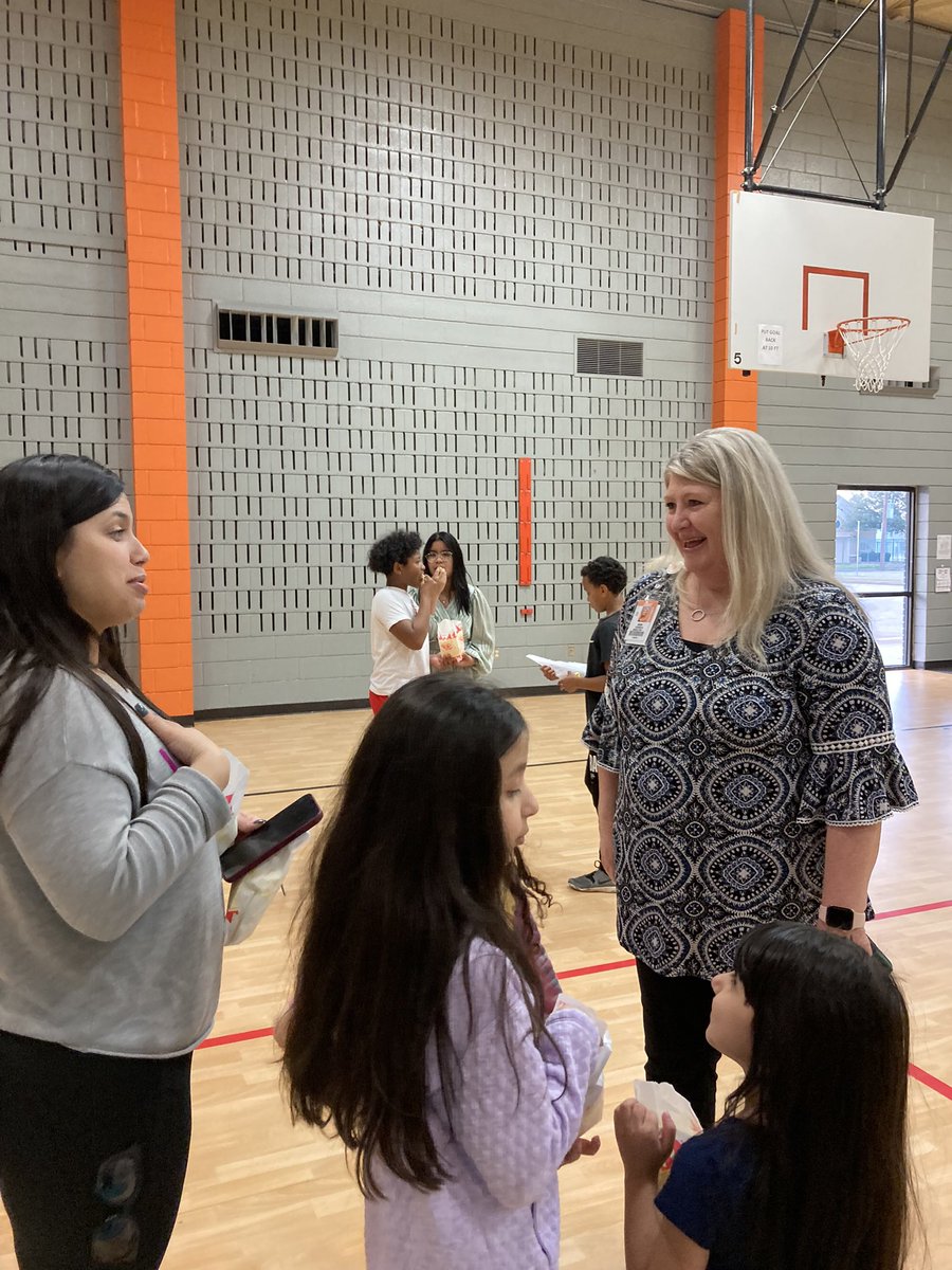 yvonnemsmith45's tweet photo. Meet The Principal Dr. Torres Popcorn Social!!🥤😊🍿 @Sundown_e @PtaSundown @karneto3 @andreagarciaSE #searmadillopride #popcornwithprincipal https://t.co/aAb6hnz8rj