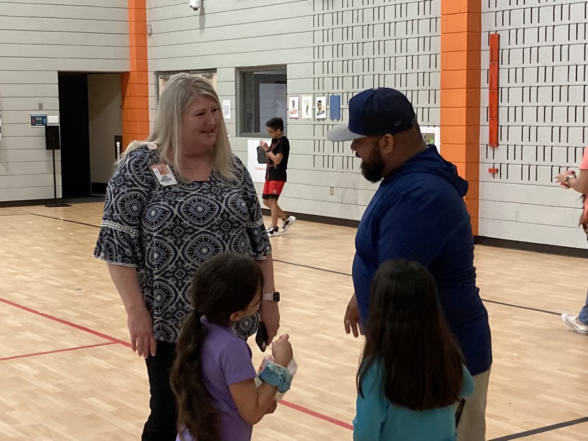 yvonnemsmith45's tweet photo. Meet The Principal Dr. Torres Popcorn Social!!🥤😊🍿 @Sundown_e @PtaSundown @karneto3 @andreagarciaSE #searmadillopride #popcornwithprincipal https://t.co/aAb6hnz8rj