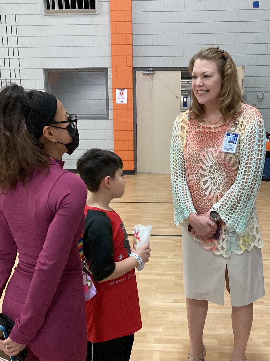 yvonnemsmith45's tweet photo. Meet The Principal Dr. Torres Popcorn Social!!🥤😊🍿 @Sundown_e @PtaSundown @karneto3 @andreagarciaSE #searmadillopride #popcornwithprincipal https://t.co/aAb6hnz8rj