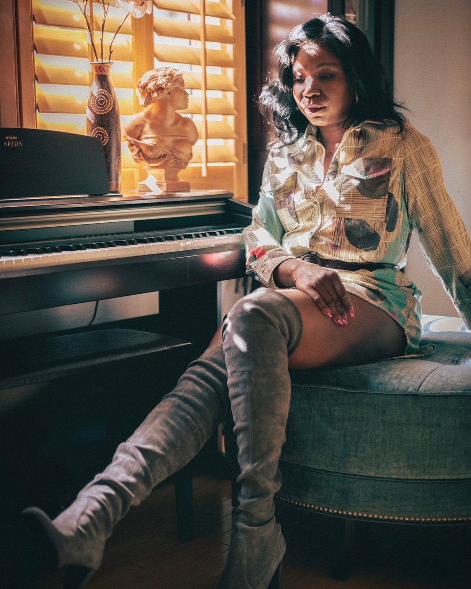 nickimicheaux's tweet photo. Life is filled with these in between moments. I wonder what I’m thinking? 🤔🙏🏾 🔥🔥 
.
.
Photo: @damu_malik_photo
Shirt Dress: @thebemagugu
Hair: @outre_hair
Boots: @stuartweitzman
Makeup by moi 
.
.
.
.
 #ActingIsMyPassion #ActingJobs #ActingLover #WorkingMomsLife https://t.co/rhTnLiCikj
