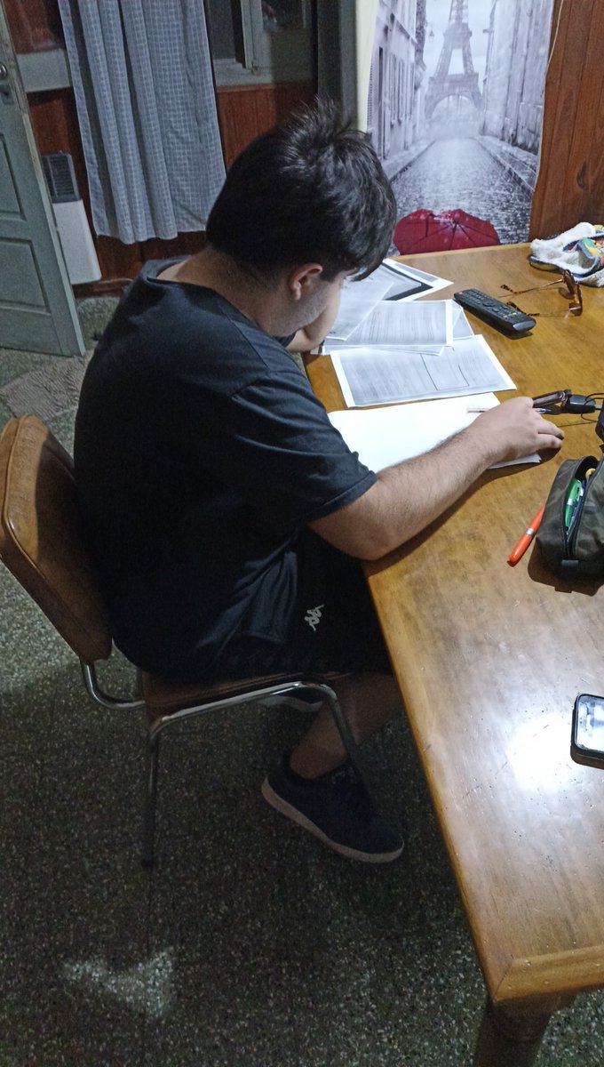 Whitelotuslol's tweet photo. Que onda gente, mañana mi hermano rinde 4 materias, tiene que pasar 3 o repite y por ende pasaría a vivir en situación de calle, mandenle buenas vibras, las estaría necesitando, muchas gracias https://t.co/MGadie14Tl