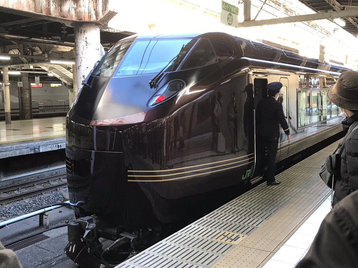 なんかまた上野駅の空気がざわついてるなぁと思って地上ホームに降りたらこいつが来ました。 四季島の時といい俺の勘凄くない？？？？？