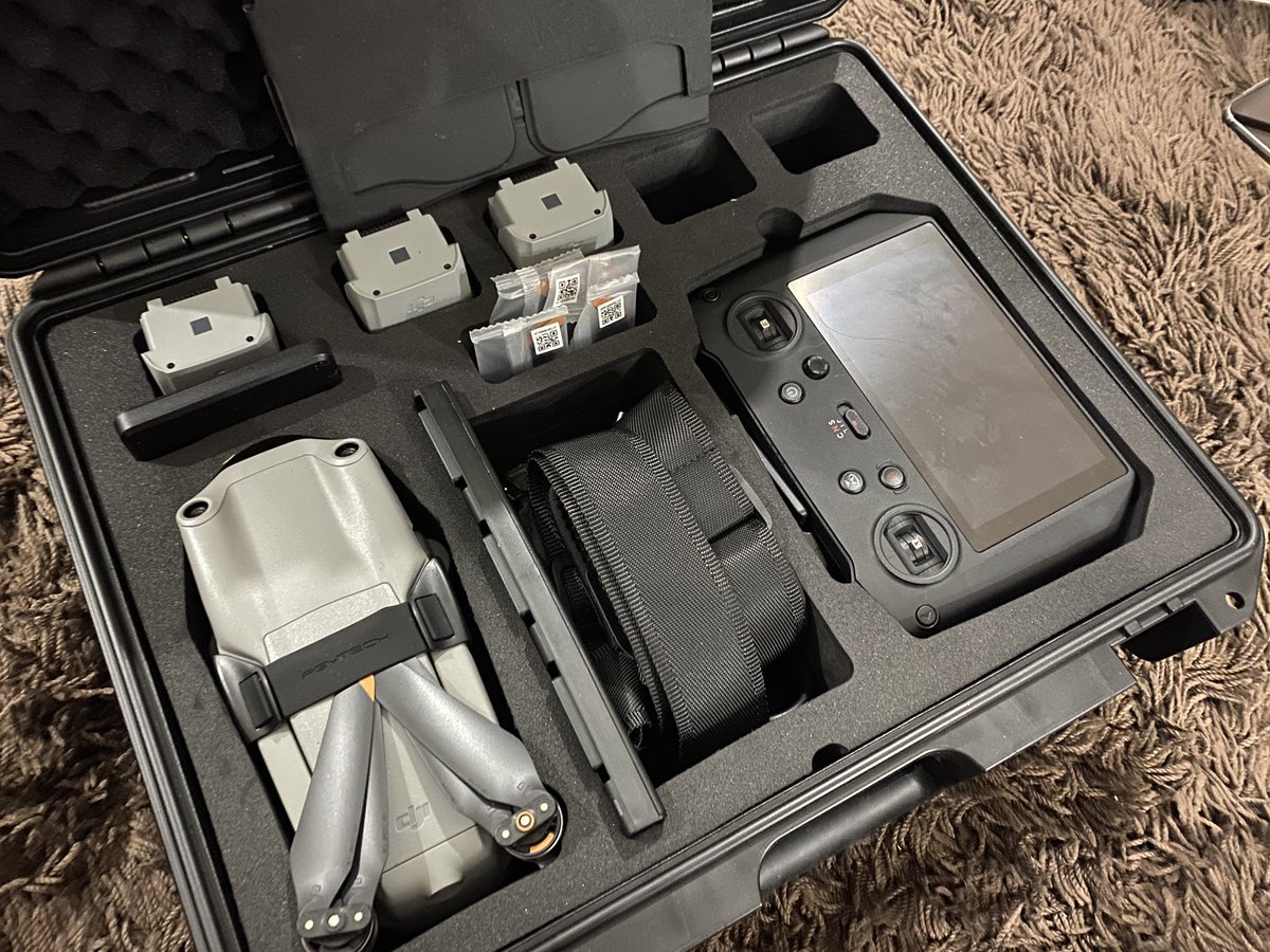panoramaworld's tweet image. Lykus のAir2s用ケースが到着！
DJI RC PROも収まると言う事で買って見たのですが、かなりいい感じ。

基本アクセサリーとバッテリーが本体含めて6個入るのはいいですね。

#DJI
#ドローン
#rcpro
#air2s