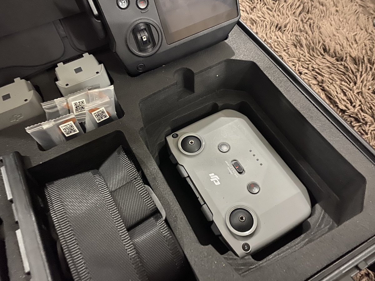 panoramaworld's tweet image. Lykus のAir2s用ケースが到着！
DJI RC PROも収まると言う事で買って見たのですが、かなりいい感じ。

基本アクセサリーとバッテリーが本体含めて6個入るのはいいですね。

#DJI
#ドローン
#rcpro
#air2s