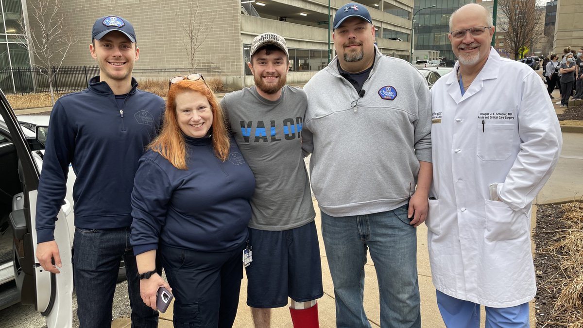 BarnesJewish's tweet image. This morning police officers and caregivers celebrated Officer Colin Ledbetter’s return home following a near fatal gunshot injury that led to weeks in intensive care and rehab. We proudly stand ready to provide specialized trauma care to anyone who turns to us in a time of need.