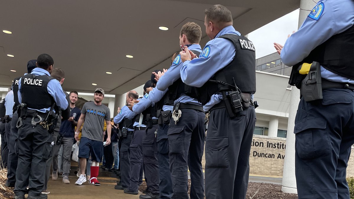 BarnesJewish's tweet image. This morning police officers and caregivers celebrated Officer Colin Ledbetter’s return home following a near fatal gunshot injury that led to weeks in intensive care and rehab. We proudly stand ready to provide specialized trauma care to anyone who turns to us in a time of need.