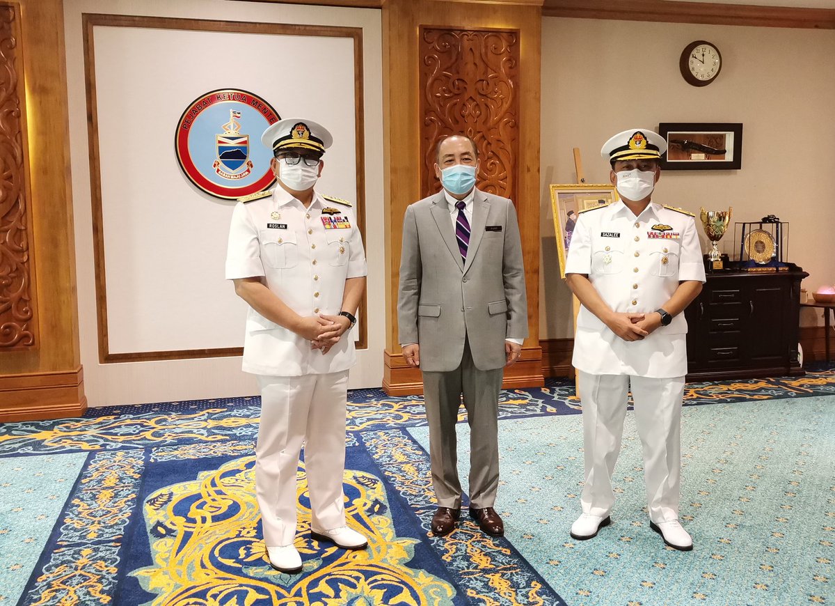 NavySDK's tweet photo. PANGWILLA 2, YBhg Laksda Dato' Roslan bin Mohd Yunus selesai melaksanakan kunjungan hormat ulung beliau kepada Ketua Menteri Sabah, Datuk Seri Panglima Hj Hajiji bin Hj Noor, semalam. Beliau turut diiringi oleh TPA Timur, Laksma Sazalee bin Shoib.
#NavyUpdate
#diplomasipertahanan https://t.co/VG5TODCuDT