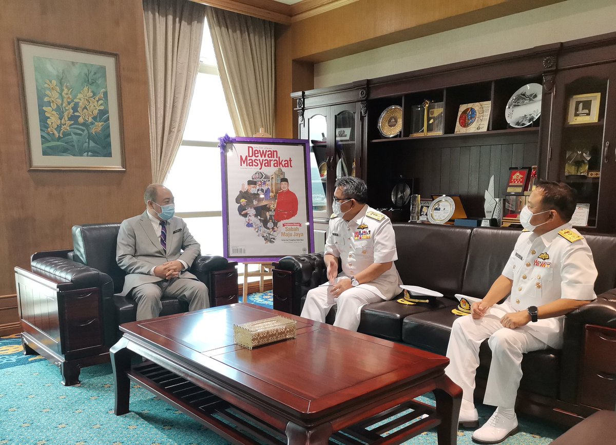 NavySDK's tweet photo. PANGWILLA 2, YBhg Laksda Dato' Roslan bin Mohd Yunus selesai melaksanakan kunjungan hormat ulung beliau kepada Ketua Menteri Sabah, Datuk Seri Panglima Hj Hajiji bin Hj Noor, semalam. Beliau turut diiringi oleh TPA Timur, Laksma Sazalee bin Shoib.
#NavyUpdate
#diplomasipertahanan https://t.co/VG5TODCuDT