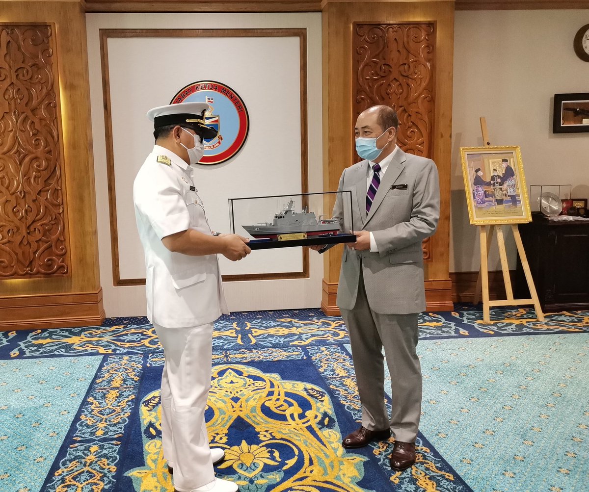 NavySDK's tweet photo. PANGWILLA 2, YBhg Laksda Dato' Roslan bin Mohd Yunus selesai melaksanakan kunjungan hormat ulung beliau kepada Ketua Menteri Sabah, Datuk Seri Panglima Hj Hajiji bin Hj Noor, semalam. Beliau turut diiringi oleh TPA Timur, Laksma Sazalee bin Shoib.
#NavyUpdate
#diplomasipertahanan https://t.co/VG5TODCuDT