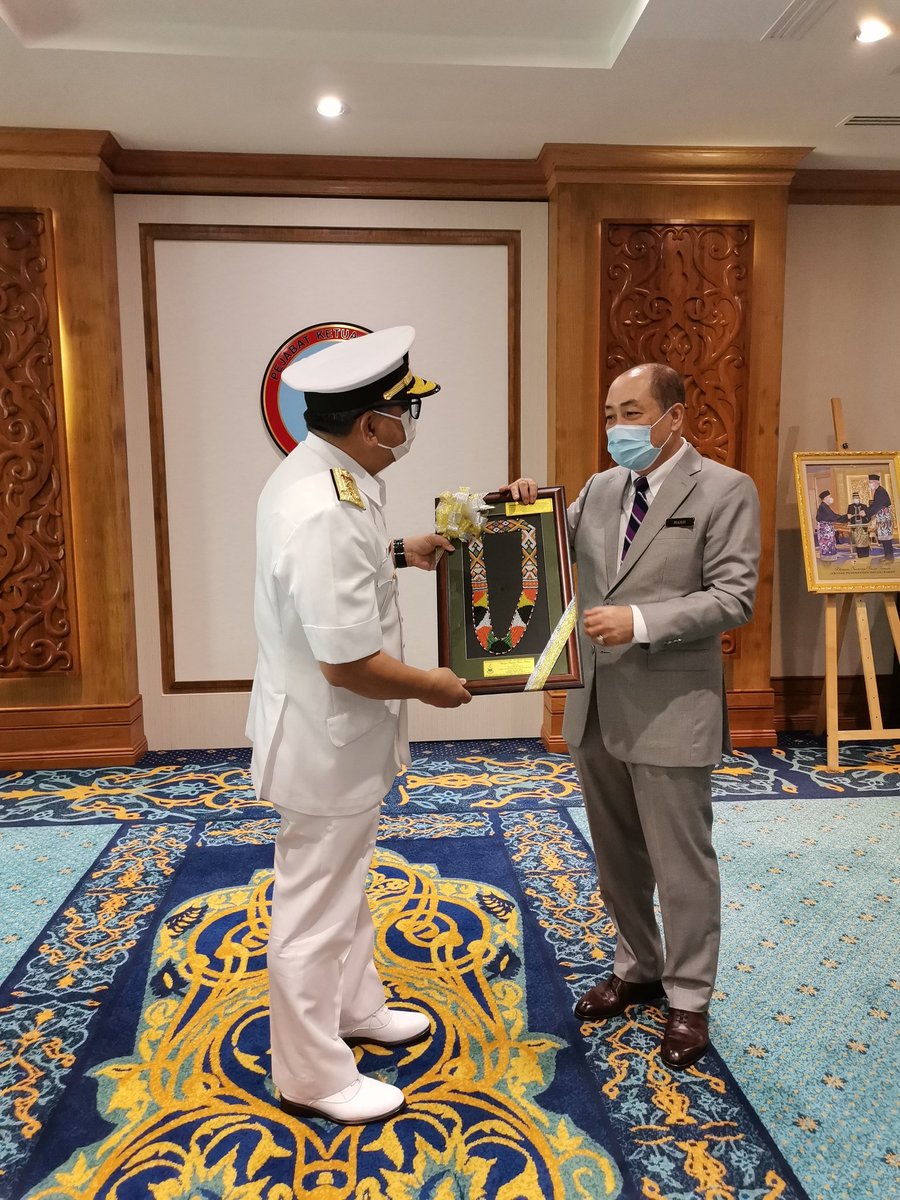 NavySDK's tweet photo. PANGWILLA 2, YBhg Laksda Dato' Roslan bin Mohd Yunus selesai melaksanakan kunjungan hormat ulung beliau kepada Ketua Menteri Sabah, Datuk Seri Panglima Hj Hajiji bin Hj Noor, semalam. Beliau turut diiringi oleh TPA Timur, Laksma Sazalee bin Shoib.
#NavyUpdate
#diplomasipertahanan https://t.co/VG5TODCuDT