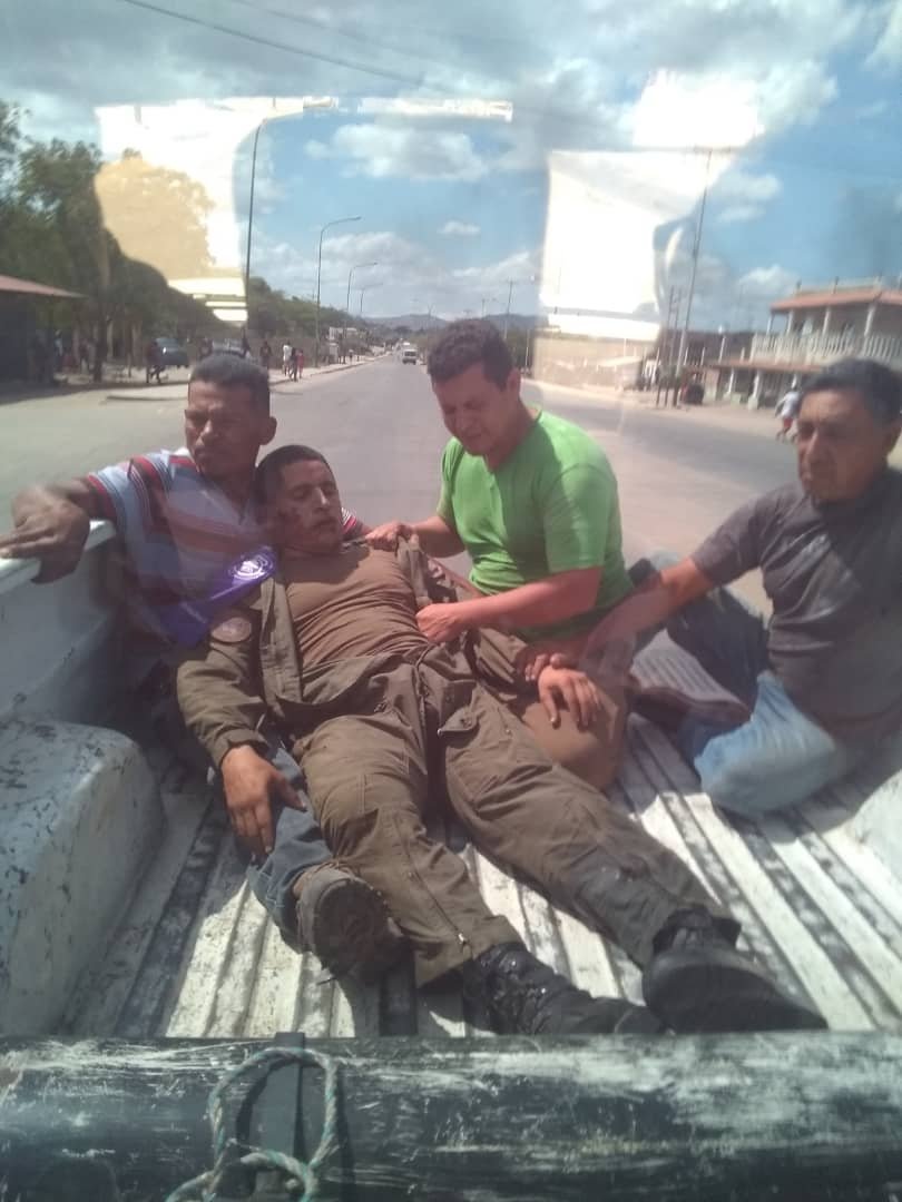 MiguelAguileraR's tweet image. El pueblo de Venezuela salvando al ejército venezolano...cuando será que el ejército de Venezuela salvará al pueblo venezolano.