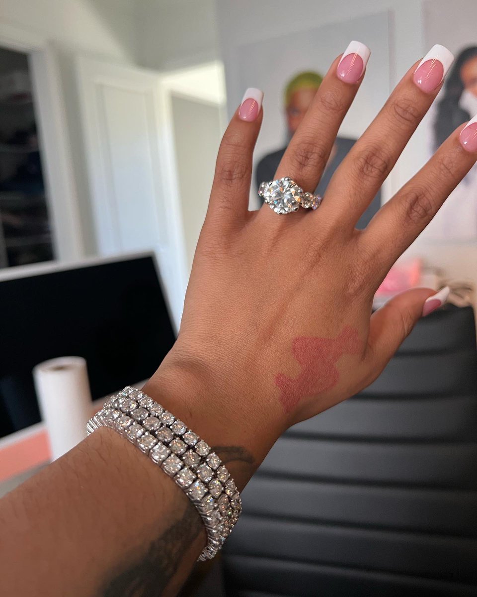 AriTheDon's tweet photo. 22 carats for the Queen! Thank you @MoneyBaggYo 🖤 🥺😍😍😍😍 Videos and pictures do no justice, this shit SOOOOO BIG!!! https://t.co/4vv6sXXGlp