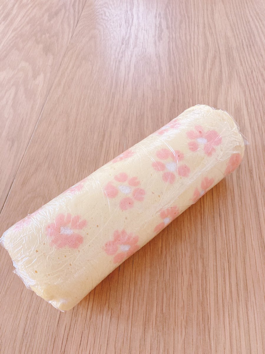 sn_sn128's tweet photo. 花柄ロールケーキ作ってみました。お世話になってる方へプレゼント🎁喜んでくれるかなぁ😚💕
#手作りケーキ https://t.co/teGMt9QGNm