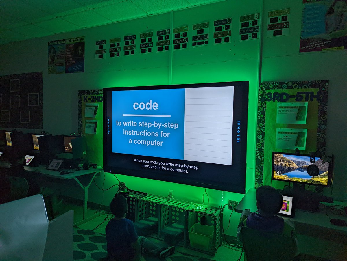 Ocelotscode's tweet image. It&apos;s #DigitalLearningDay and my little coders always enjoy learning with 🙌 @nearpod  &amp;amp; Apple Classroom🙌The part of the lesson they love the most is their formative assessment using Nearpod&apos;s 💙Time to Climb💙 They especially loved the new game themes! #TechXplore @Dr_Fidelio