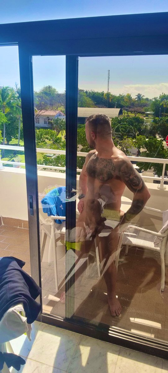 WarriorCaged's tweet photo. Catchin some rays on my hotel balcony ☀️😎 @MancTradieLad @LadShots @LadDares @BlackpoolDomTop https://t.co/bB4hYhahWG