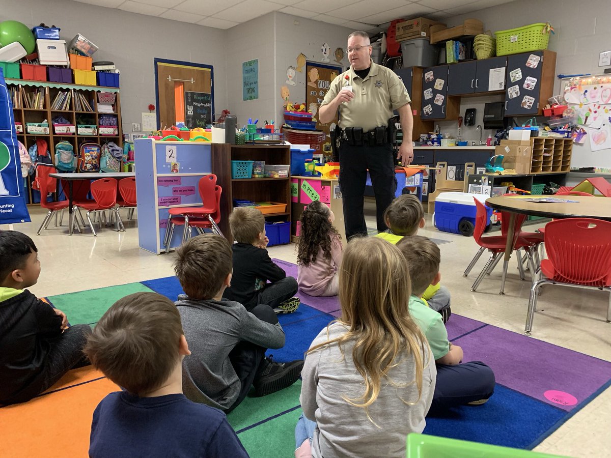 PresleyFarm's tweet image. To end our Roads Unit, Officer Cook came and discussed road and car safety. Thankful to have a caring #buzzworthy SRO who enjoys what he does. #under4’9”boostertime @howellprincipal @howell_stem