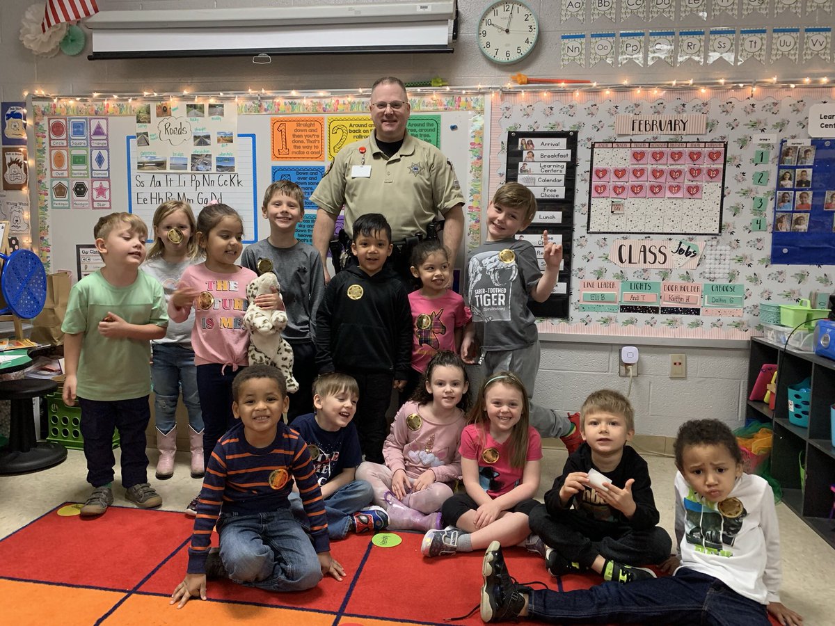 PresleyFarm's tweet image. To end our Roads Unit, Officer Cook came and discussed road and car safety. Thankful to have a caring #buzzworthy SRO who enjoys what he does. #under4’9”boostertime @howellprincipal @howell_stem