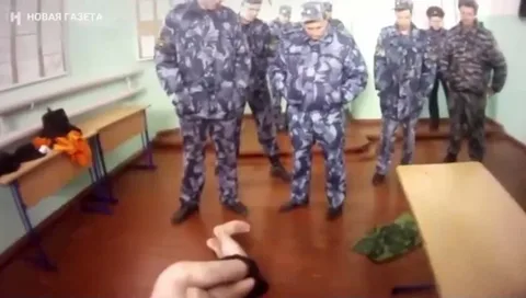 Меняются ли заключенные. ФСИН пытки заключенных. Избиение осужденных в колонии.