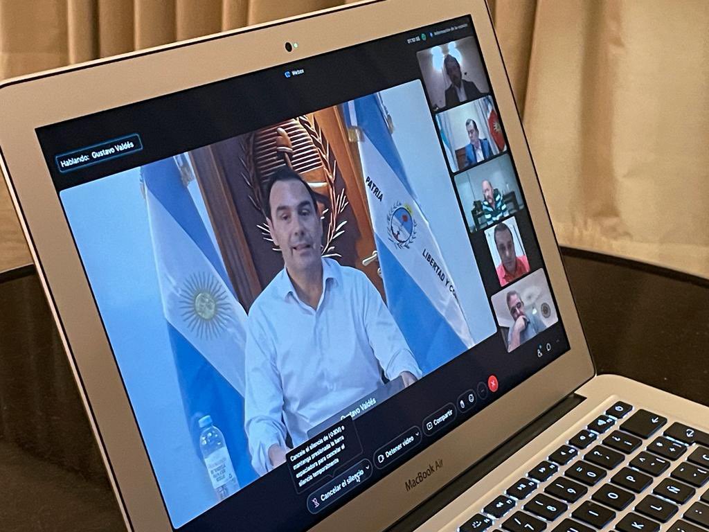 GustavoSaenzOK's tweet photo. Los gobernadores del Norte Grande nos reunimos para brindar nuestro apoyo y acompañamiento con todo lo que esté a nuestro alcance, al gobernador @gustavovaldesok y a todos los correntinos, para el abordaje de los grandes daños a la biodiversidad afectada. https://t.co/U3cDf3MxlU