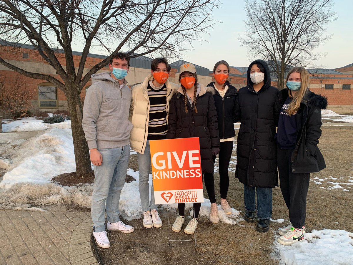 dmarre_surges's tweet photo. I have had the pleasure of being a RAMbassador my past four years of highschool, and so thankful we could spread kindness safely this past RAM week. I am so grateful that this amazing organization has become such a valuable part of SCN culture! 
@RandomActsSTC 
#scnblessed https://t.co/uzBqBpN8Zf