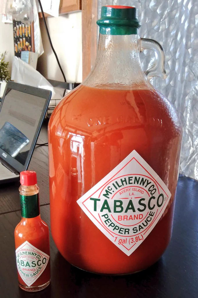 タバスコの消費量が多いので…ついに1ガロン入りの瓶を買ってしまった！