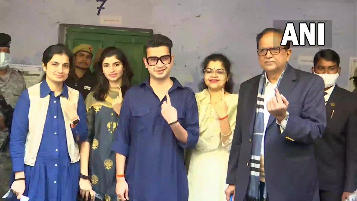 #ElectionsWithNDTV | BSP leader Satish Chandra Misra casts his vote at a polling booth in Lucknow. 

(ANI)