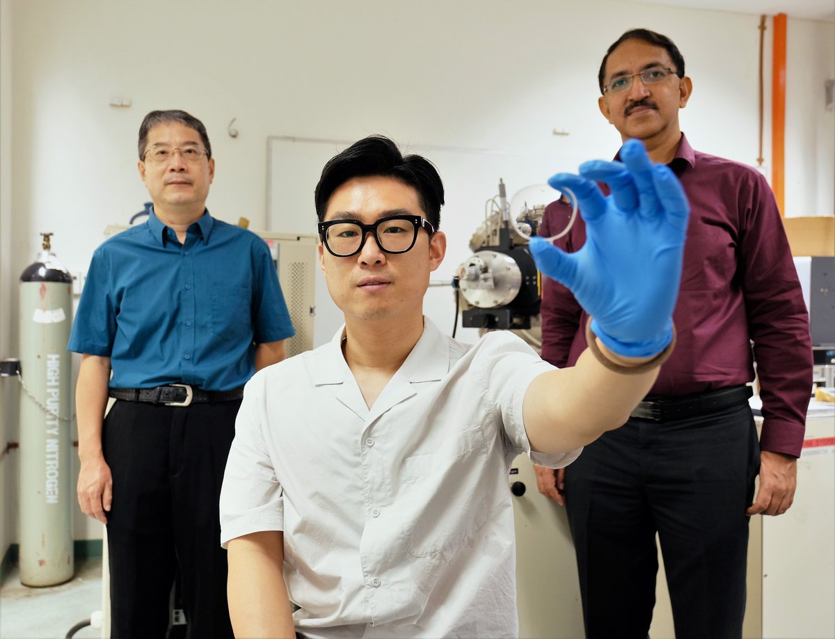 NTUsg's tweet photo. #NTUsg scientists develop a long-lasting #antifogging #coating for #plastic surfaces. It ‘self-cleans’, so there’s no need for frequent reapplications compared to existing coatings and temporary solutions like anti-fogging sprays and wipes. https://t.co/uyBOvJVWyB https://t.co/ltbeMz5ScJ