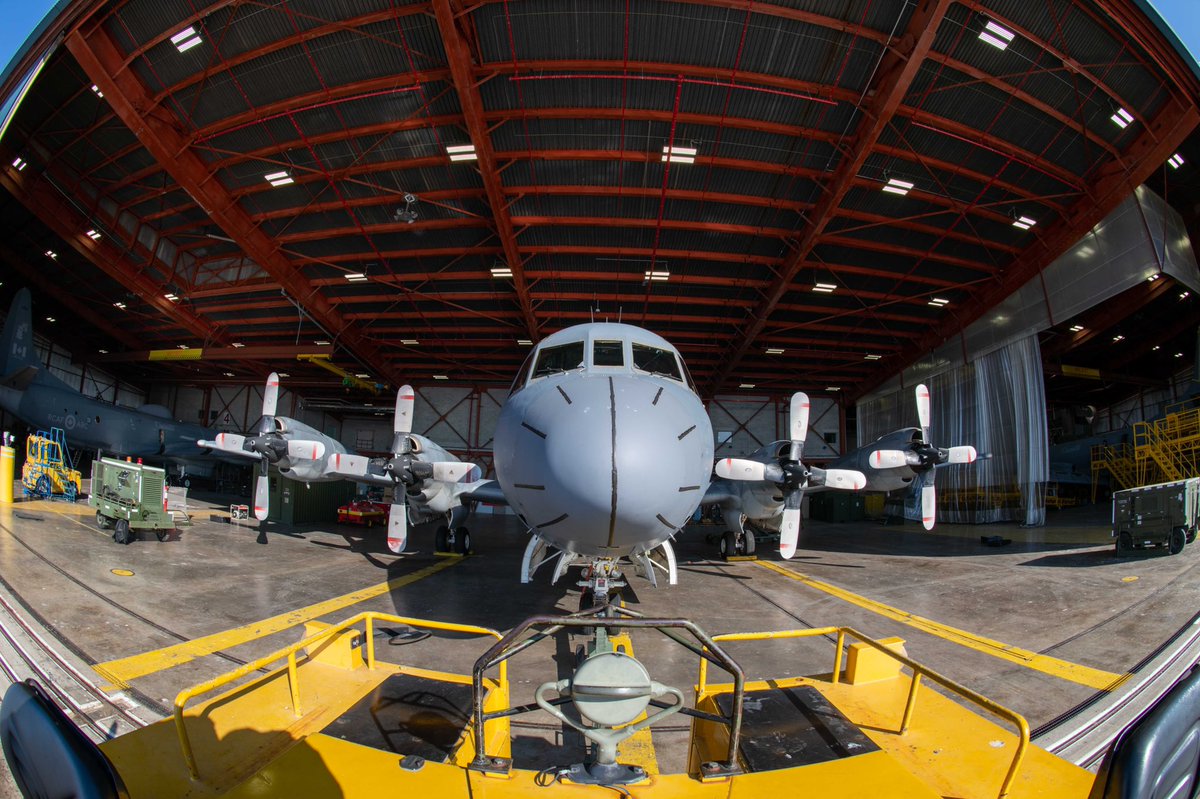 OperationsArc's tweet photo. Un CP140 Aurora a quitté la 14e Escadre Greenwood, le 17 février, pour participer à l’#ExDynamicManta, en Italie. Aujourd’hui, l’équipage de @ARC_RCAF se joint à 🇫🇷🇩🇪🇬🇷🇮🇹🇪🇸🇹🇷🇬🇧et 🇺🇸pour le très important exercice de guerre sous-marine et de surface #NousSommesNATO @operationsFC https://t.co/4tr7WKQ2xB